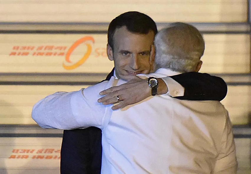 hug macron avec modi